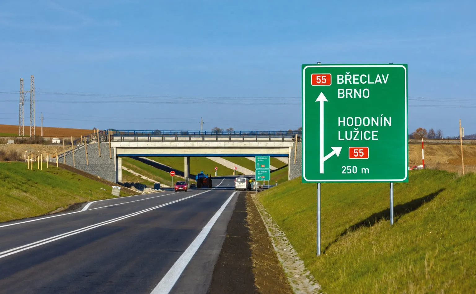 Dálnice D55 u Lužic se směrovou tabulí na Hodonín a Lužice