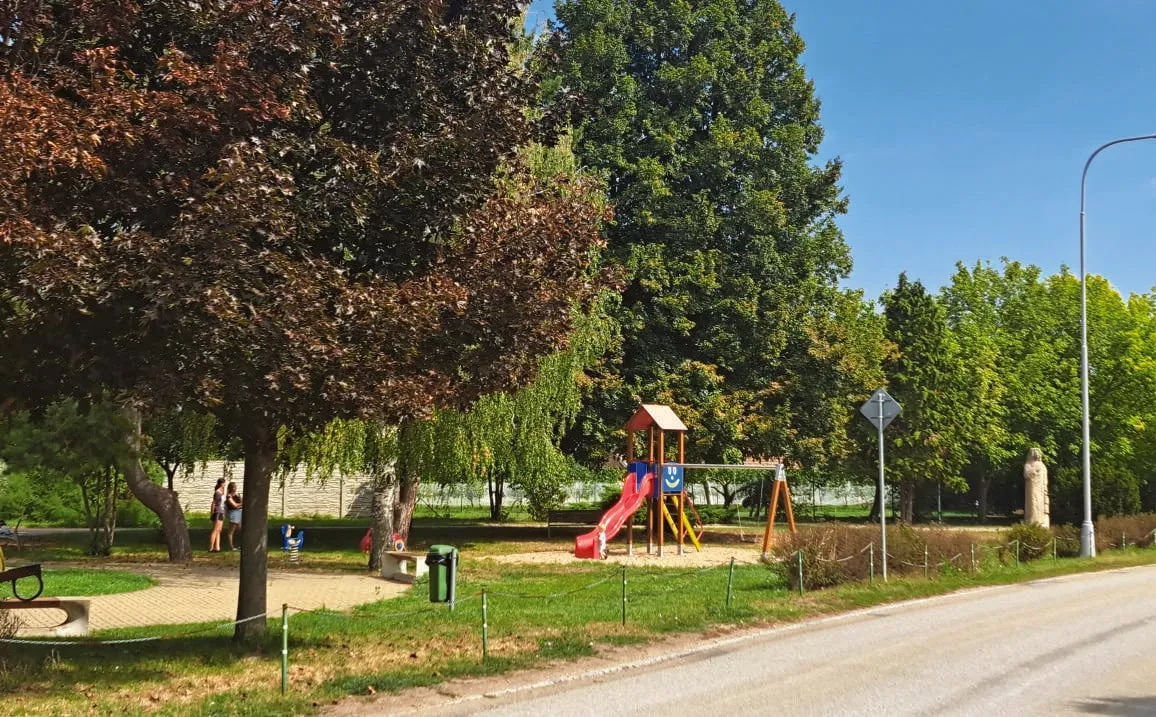 Parčík s dětským hřištěm v Lužicích