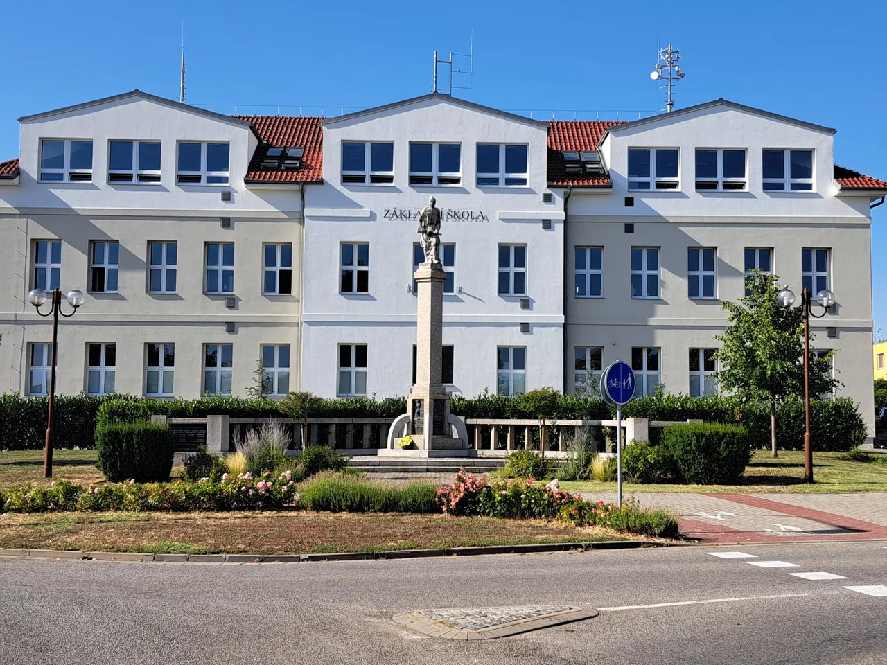 Budova Základní školy Jaroslava Dobrovolského v Lužicích